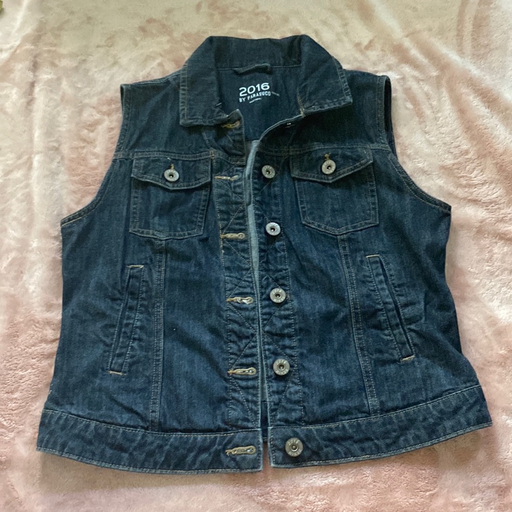 Sleeveless denim jacket